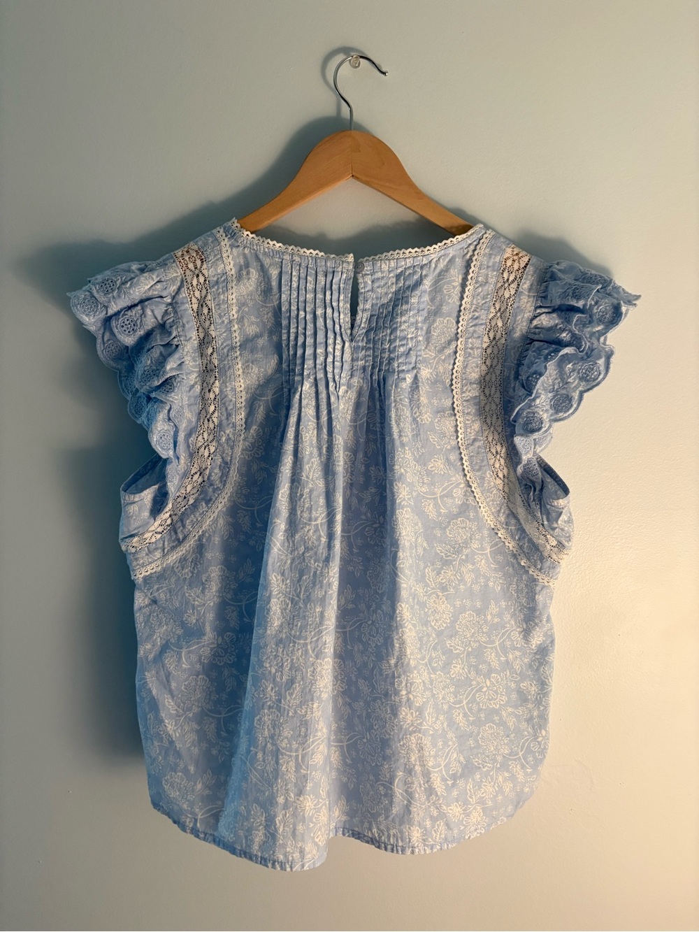 Light Blue Lace-Trim Sleeveless Blouse with Pintuck Front - Picture 2 of 3